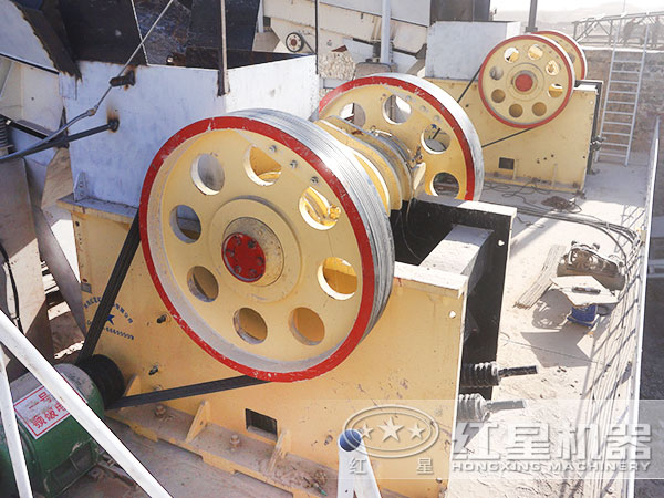 河北某大型環保節能制砂生產線現場 河北某大型環保節能制砂生產線現場