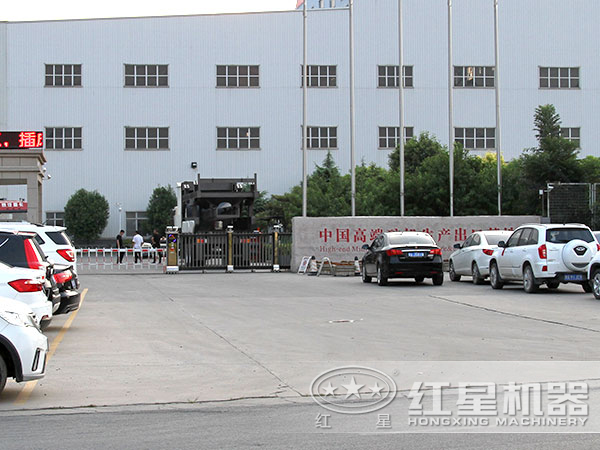 配反擊破的新型履帶移動破碎站廠家 配反擊破的新型履帶移動破碎站廠家