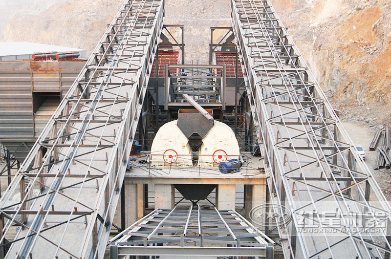 河北輝石錘式破碎機(jī)作業(yè)現(xiàn)場 河北輝石錘式破碎機(jī)作業(yè)現(xiàn)場