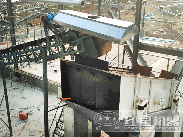 湖南某豆石破碎加工現場:帶振動篩、輸送帶 湖南某豆石破碎加工現場:帶振動篩、輸送帶