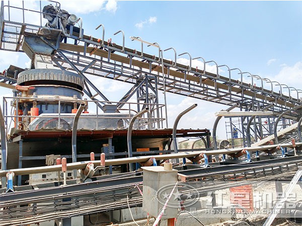 石灰石復(fù)合型圓錐破碎機(jī)環(huán)保破碎現(xiàn)場 石灰石復(fù)合型圓錐破碎機(jī)環(huán)保破碎現(xiàn)場