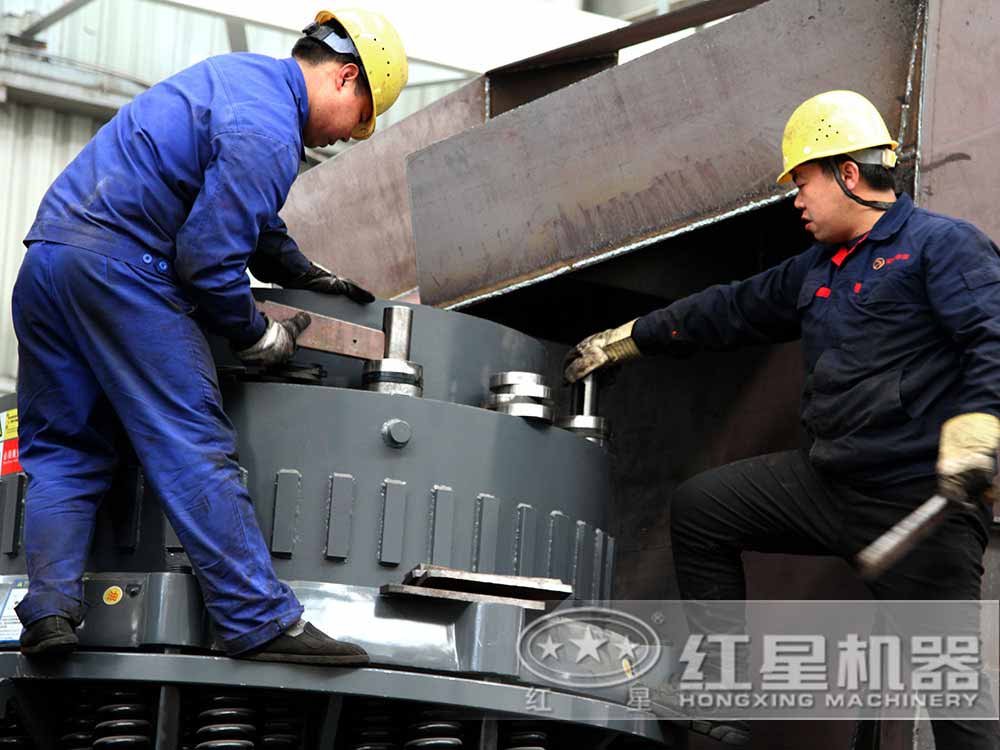 膨潤土圓錐破碎機精細做工現場 膨潤土圓錐破碎機精細做工現場