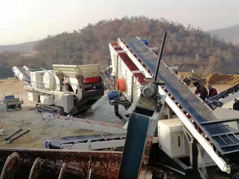 移動(dòng)履帶式建筑垃圾處理生產(chǎn)線現(xiàn)場(chǎng) 移動(dòng)履帶式建筑垃圾處理生產(chǎn)線現(xiàn)場(chǎng)