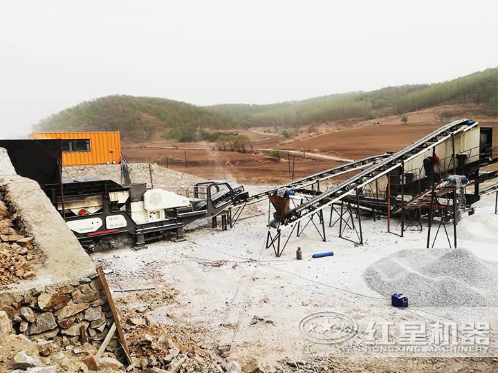 時(shí)產(chǎn)200噸河卵石移動破碎生產(chǎn)線現(xiàn)場 時(shí)產(chǎn)200噸河卵石移動破碎生產(chǎn)線現(xiàn)場