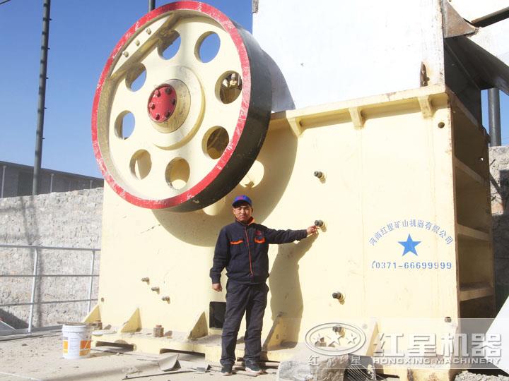 大型環(huán)保鄂式破石機生產(chǎn)現(xiàn)場,效果好,用戶評價高 大型環(huán)保鄂式破石機生產(chǎn)現(xiàn)場,效果好,用戶評價高