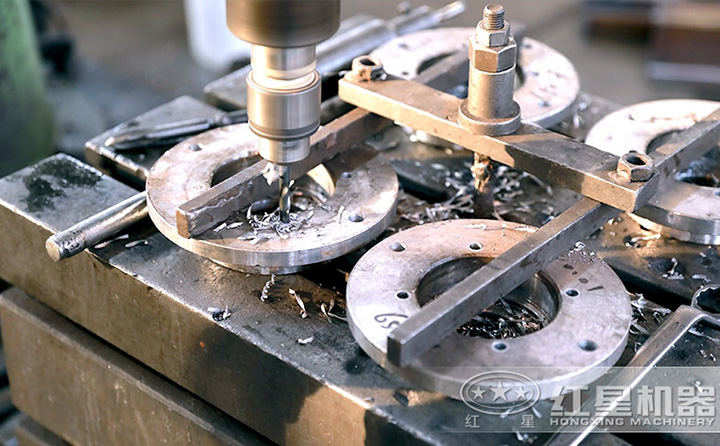 紅星出品,必出精品,匠心工藝打造高品質(zhì)、高性價(jià)比的大中型履帶移動破碎一體機(jī)