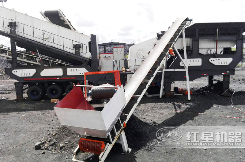 輪胎移動顎破機(jī)+輪胎移動反擊破，時產(chǎn)200噸石頭破碎生產(chǎn)線現(xiàn)場 