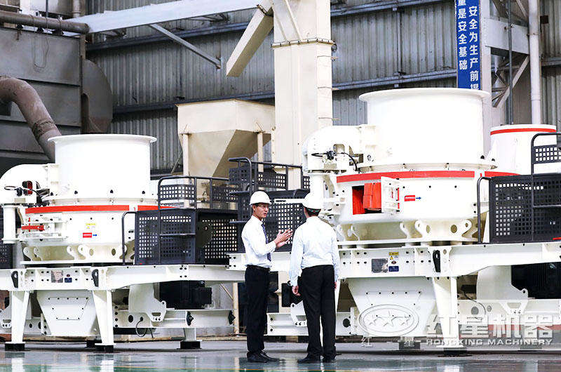 客戶到場參觀制砂破碎機(jī),并咨詢 客戶到場參觀制砂破碎機(jī),并咨詢