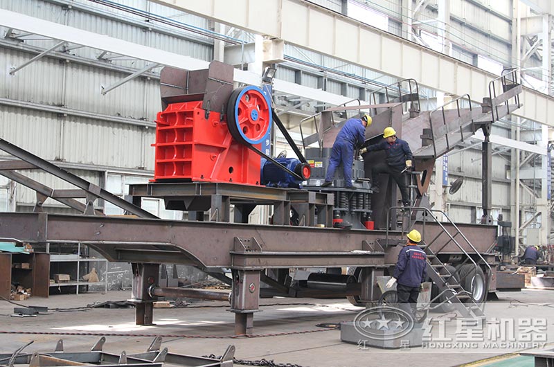 小型移動粉碎機(jī)生產(chǎn)車間 小型移動粉碎機(jī)生產(chǎn)車間