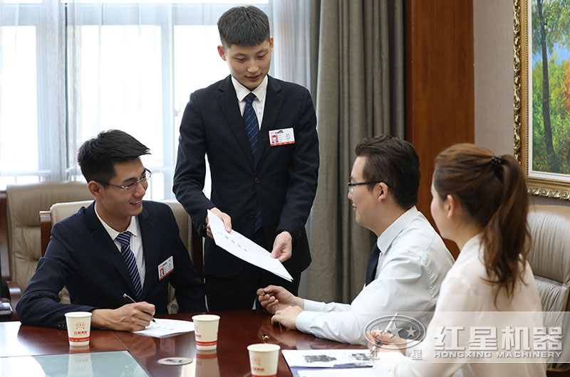 客戶來廠選購沙石破碎機設(shè)備 客戶來廠選購沙石破碎機設(shè)備