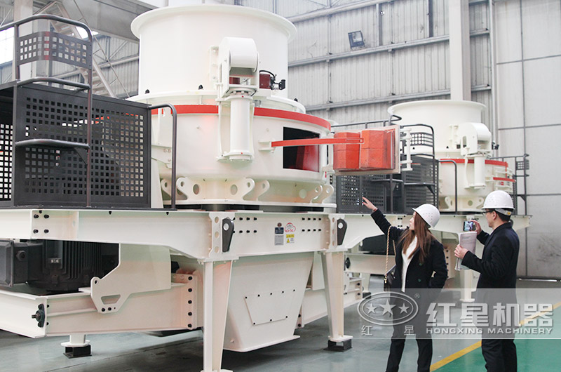 沖擊式制砂機(jī):對石料進(jìn)行制砂處理,級配合理 沖擊式制砂機(jī):對石料進(jìn)行制砂處理,級配合理