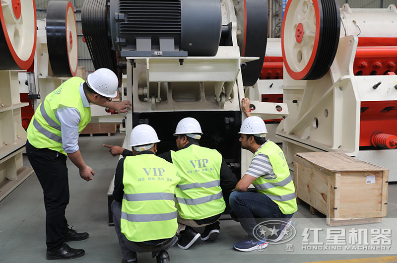 經(jīng)理陪同客戶(hù)到車(chē)間實(shí)地考察 經(jīng)理陪同客戶(hù)到車(chē)間實(shí)地考察