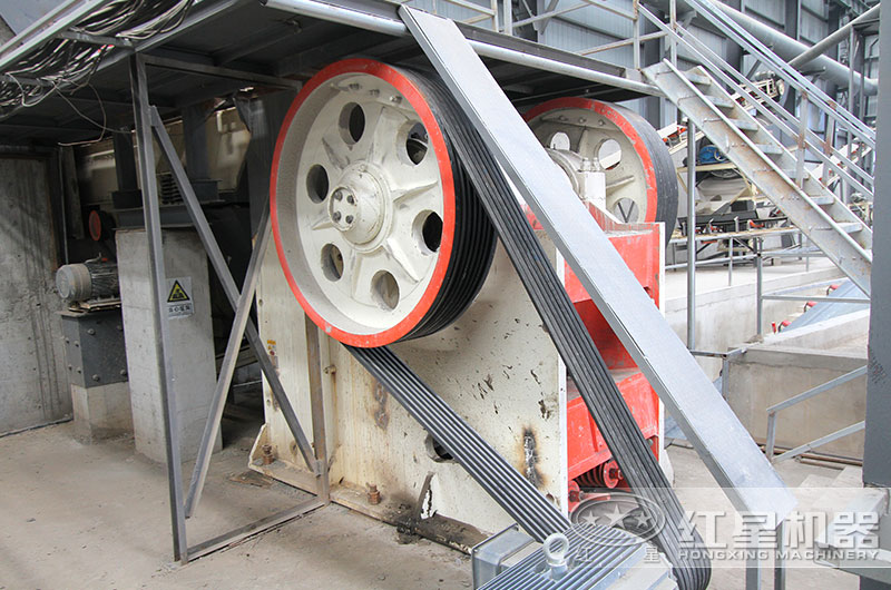 日產(chǎn)3000噸碎石機工作現(xiàn)場圖 日產(chǎn)3000噸碎石機工作現(xiàn)場圖