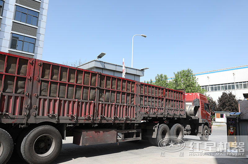 蝸牛石子破碎機(jī)設(shè)備裝車(chē)發(fā)貨 蝸牛石子破碎機(jī)設(shè)備裝車(chē)發(fā)貨