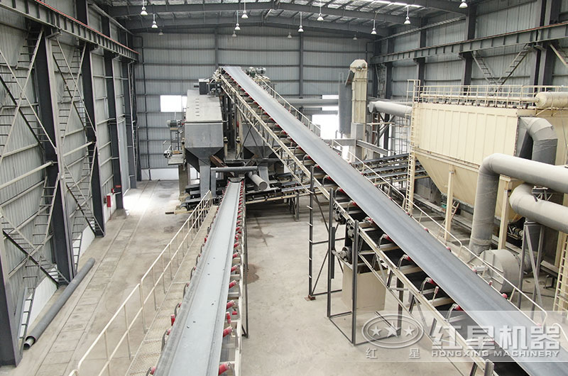 江蘇客戶膠帶輸送機工作現(xiàn)場 江蘇客戶膠帶輸送機工作現(xiàn)場