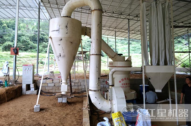 鋁礬土微粉磨粉機(jī)生產(chǎn)現(xiàn)場圖片 鋁礬土微粉磨粉機(jī)生產(chǎn)現(xiàn)場圖片