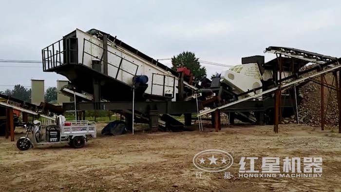 河北重錘破移動破碎站碎煤現場,碎煤簡單,一機搞定 河北重錘破移動破碎站碎煤現場,碎煤簡單,一機搞定