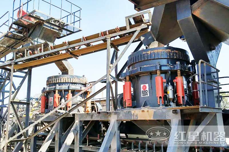 300圓錐破碎機作業(yè)現(xiàn)場實拍 300圓錐破碎機作業(yè)現(xiàn)場實拍