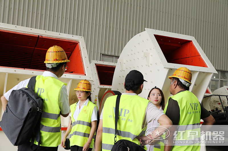 客戶來廠考察錘破機(jī) 客戶來廠考察錘破機(jī)