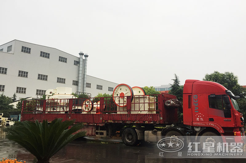 又一整套細(xì)鄂破機(jī)裝車發(fā)貨 又一整套細(xì)鄂破機(jī)裝車發(fā)貨