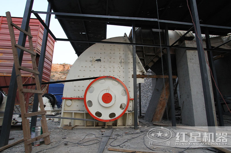 錘式破碎機(jī)作業(yè)現(xiàn)場 錘式破碎機(jī)作業(yè)現(xiàn)場