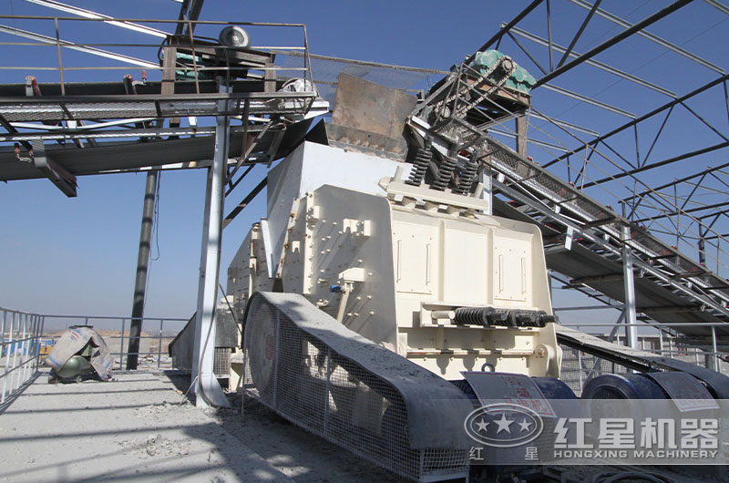 反擊式破碎機(jī)作業(yè)現(xiàn)場 反擊式破碎機(jī)作業(yè)現(xiàn)場