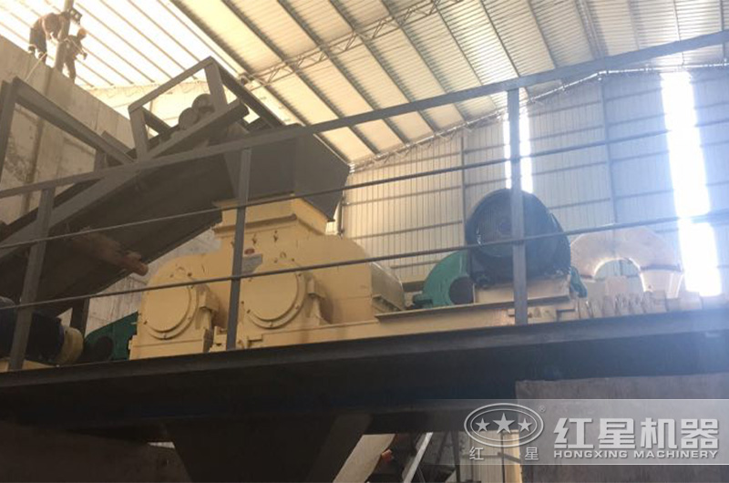 對輥式破碎機(jī)作業(yè)現(xiàn)場 對輥式破碎機(jī)作業(yè)現(xiàn)場