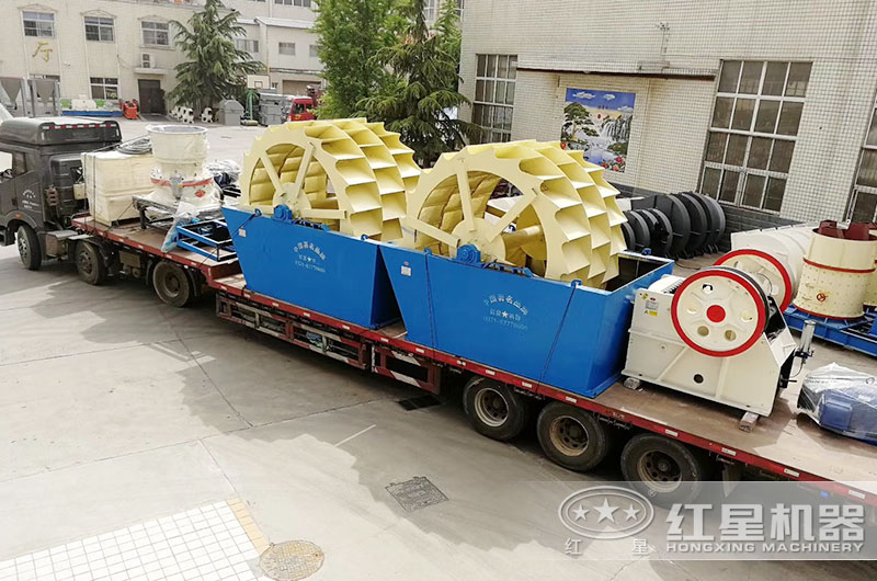 整套洗砂生產(chǎn)線設(shè)備裝車發(fā)貨中 整套洗砂生產(chǎn)線設(shè)備裝車發(fā)貨中